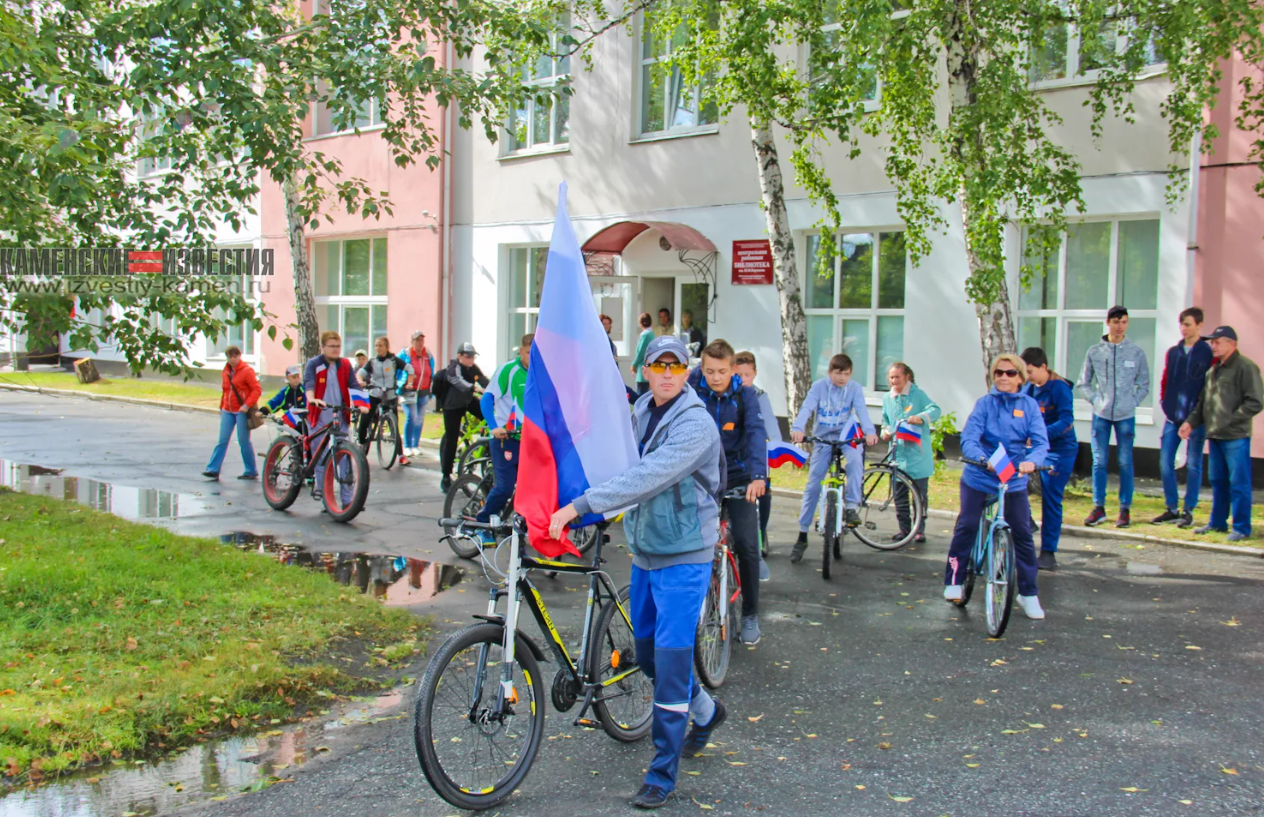 Каменский новь. Велопробег в Камне-на-Оби. Велопробег с флагами. Велопробег ко Дню флага. Велопробег ко Дню российского флага.