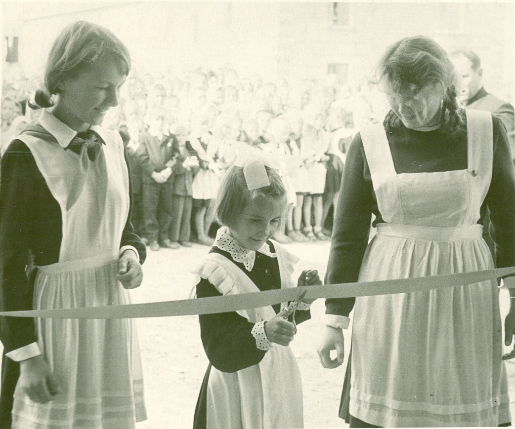 Разрезание ленточки во время торжественного открытия школы в с.Луговое Каменского района Алтайского края. 1965 г